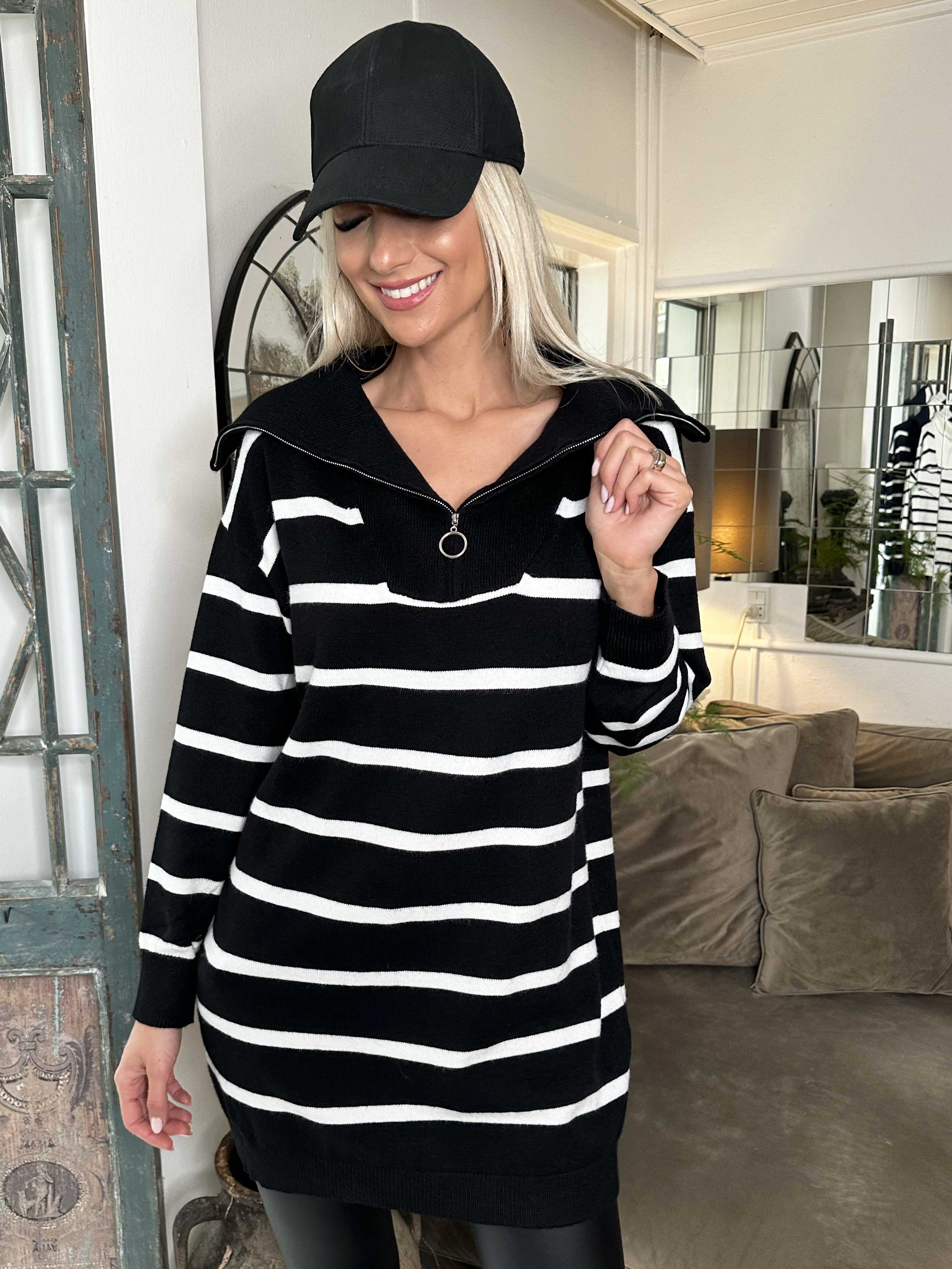 Liza - Blød strikkjole med striber og lynlås